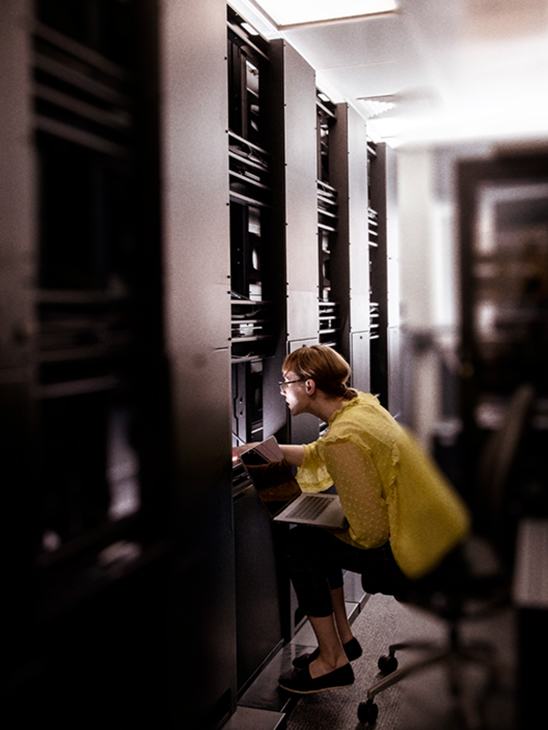 Persona che guarda il telefono