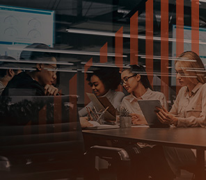 persona che digita su un laptop