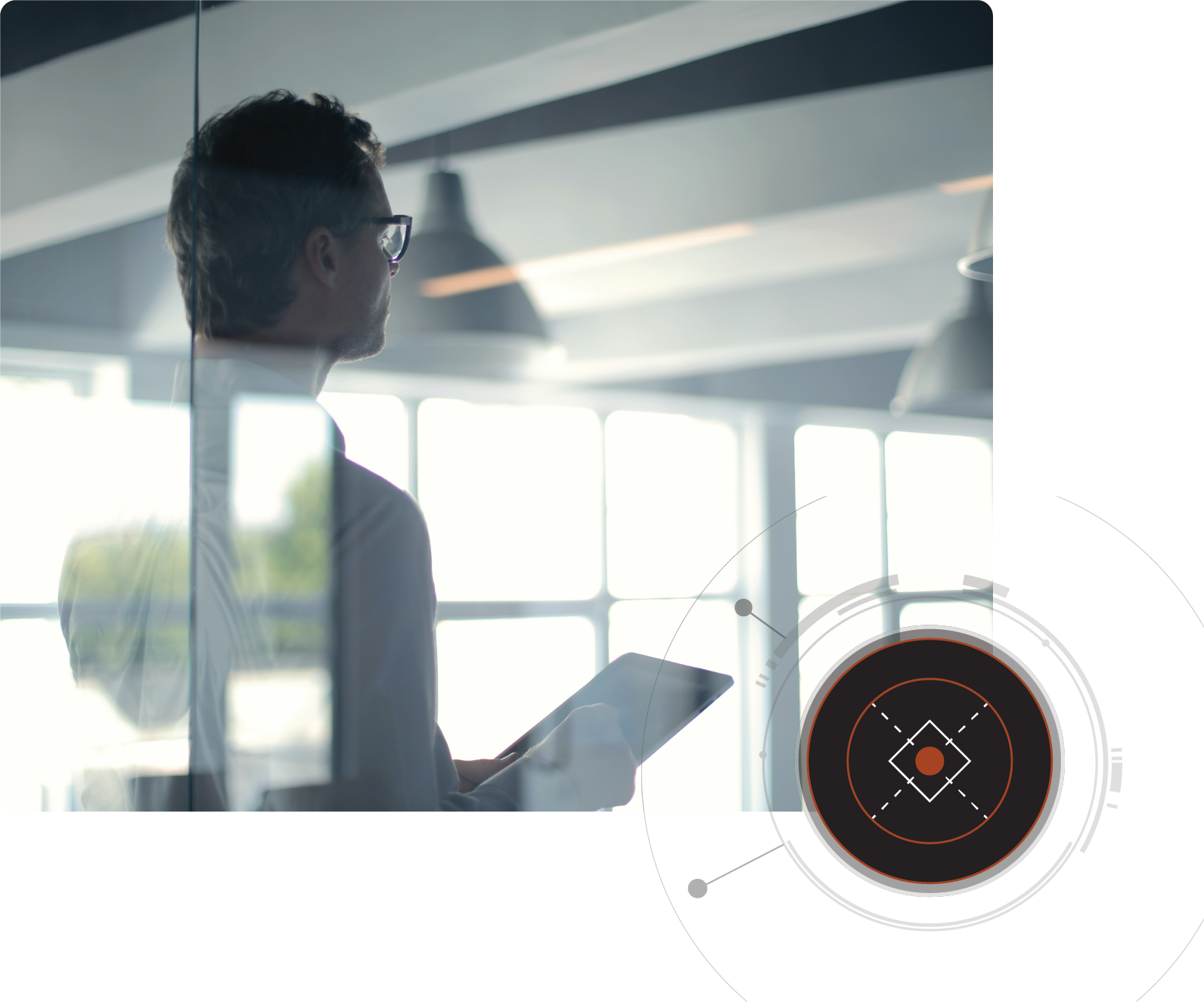 Un CISO virtuale con un tablet è in piedi dietro a una parete in vetro in un ufficio, con l'immagine di un cerchio sovrapposto nell'angolo inferiore destro.